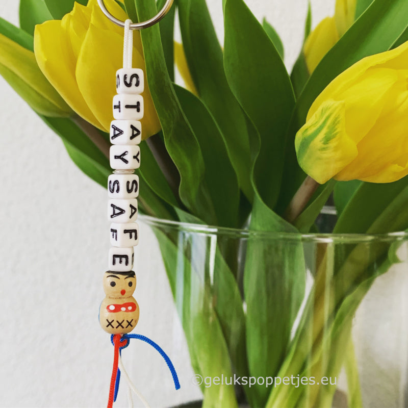 Sleutelhanger stay safe met houten gelukspoppetje