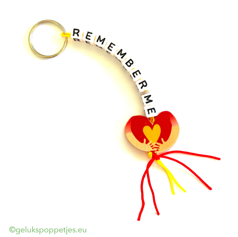 Sleutelhanger remember me met omarm gelukspoppetje