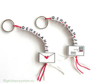 Sleutelhanger Ik denk aan je met gelukspoppetje envelopje