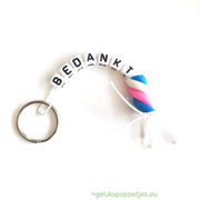 Sleutelhanger bedankt met gelukspoppetje gedraaid spekje