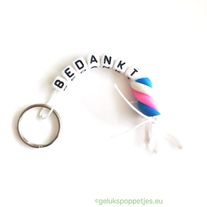 Sleutelhanger bedankt met gelukspoppetje gedraaid spekje