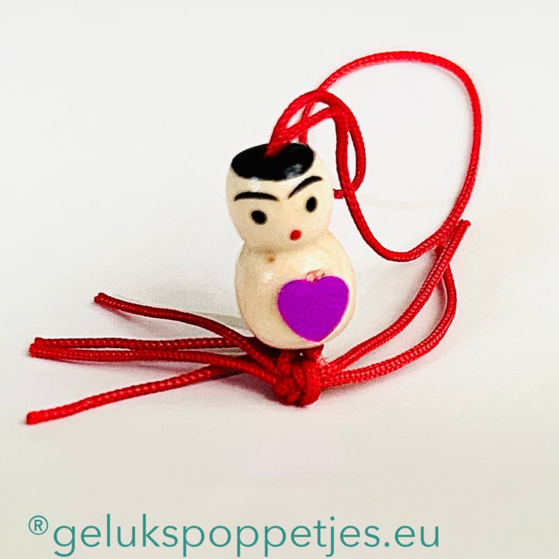 Gelukspoppetje met paars hartje op de buik