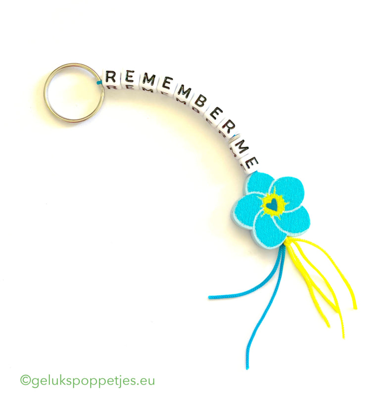 Sleutelhanger remember me met gelukspoppetje vergeet me nietje