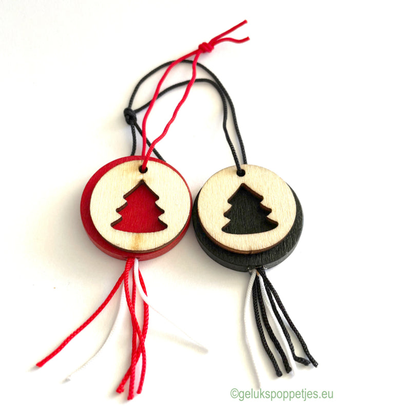 Gelukspoppetje kerstboom uitgesneden rood en zwart