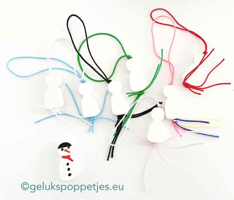 Witte platte gelukspoppetjes