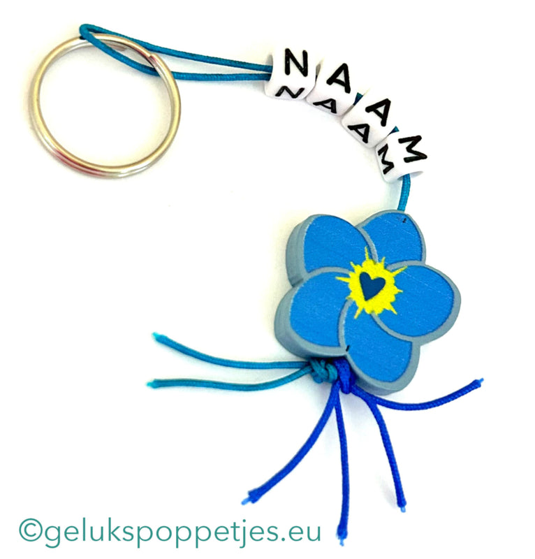 Naam sleutelhanger met gelukspoppetje vergeet me nietje
