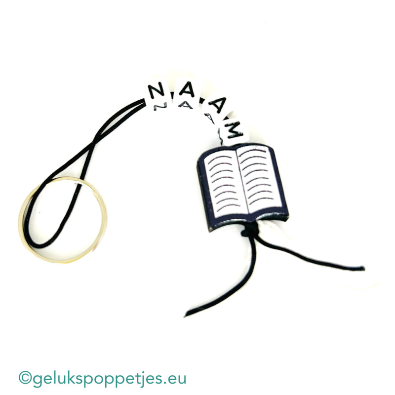 Naam sleutelhanger met gelukspoppetje boekje