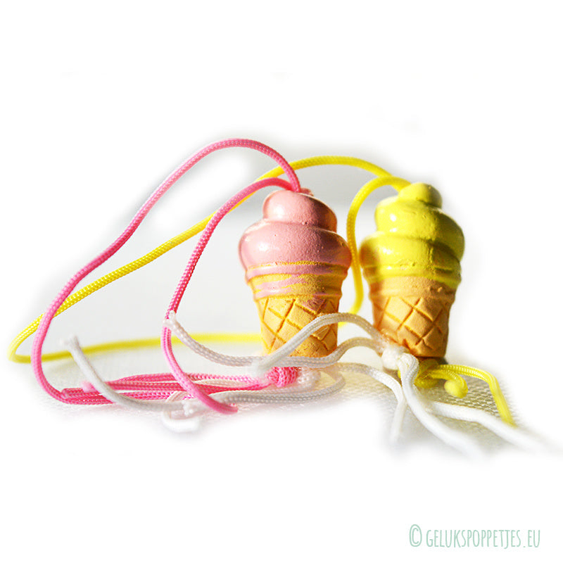 Gelukspoppetje roze of geel ijsje