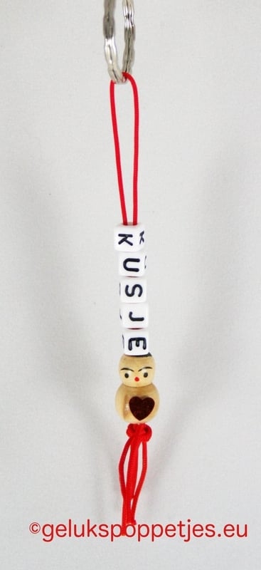 Sleutelhanger KUSJE met gelukspoppetje met hartje op de buik