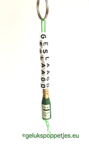 Sleutelhanger geslaagd met gelukspoppetje wijnflesje